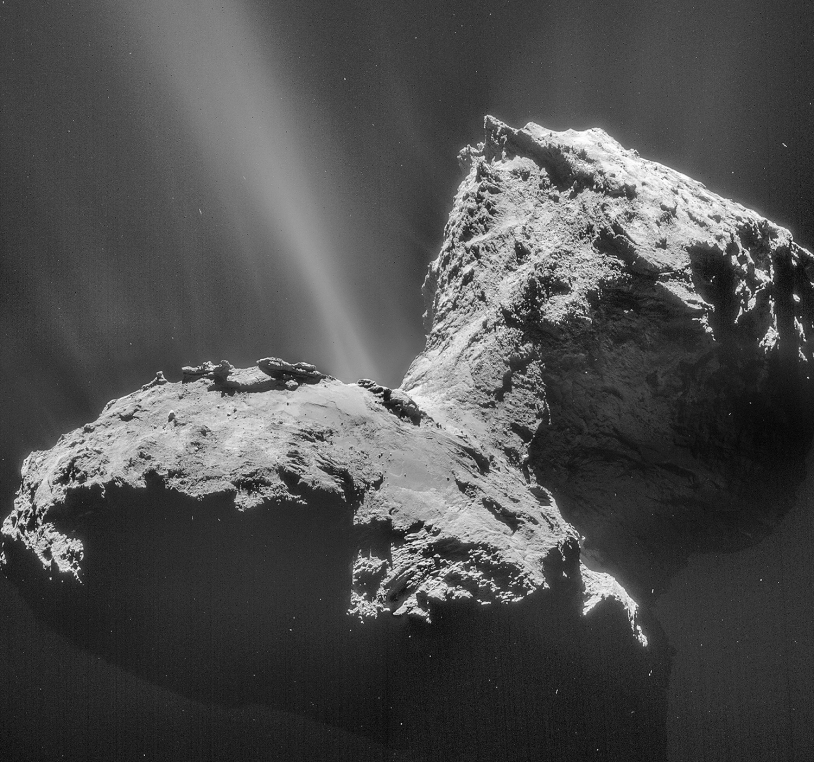 Mosaïque de 4 images du noyau de 67P obtenues avec la caméra de navigation de Rosetta le 31 janvier 2015 à 28 km de distance (résolution 2,4 m/pixel) ; contraste augmenté pour mettre en valeur le jet. Crédits : ESA/Rosetta/NAVCAM – CC BY-SA IG...